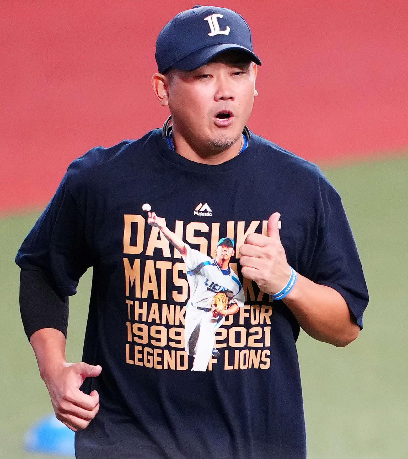 西武対日本ハム　試合前、記念Tシャツを着用し練習する西武松坂（撮影・江口和貴）