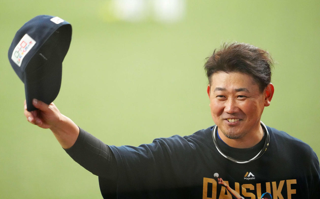 西武対日本ハム　試合前練習を終え、チームメートから拍手を送られ応える西武先発の松坂（撮影・江口和貴）