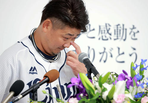 引退会見で涙ぐむ西武松坂