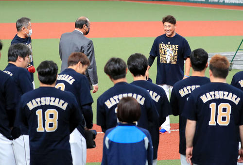 日本ハム戦の試合前練習のあいさつを終え笑顔の西武松坂（右奥）。奥左から辻監督、渡辺GM