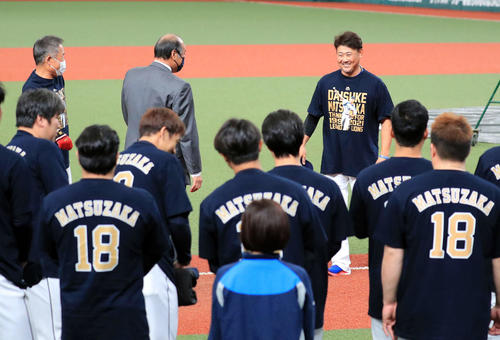 日本ハム戦の試合前練習のあいさつを終え笑顔の西武松坂(右奥)。奥左から辻監督、渡辺GM