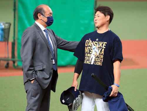 日本ハム戦の試合前練習で西武渡辺GM(左)から労われる松坂