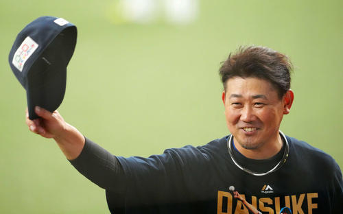 西武対日本ハム 試合前練習を終え、チームメートから拍手を送られ応える西武先発の松坂(撮影・江口和貴)