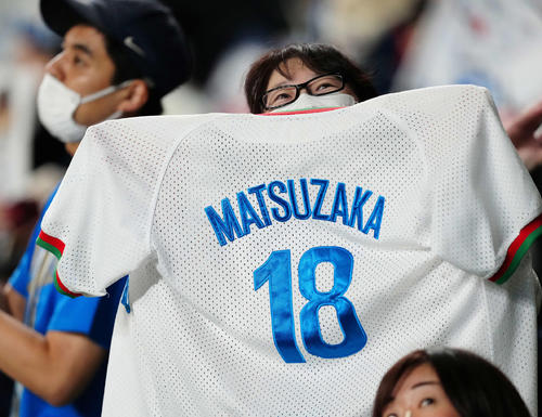 西武対日本ハム 試合前、西武松坂のユニホームを掲げるファン(撮影・江口和貴)
