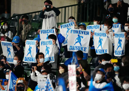 西武対日本ハム 試合前、西武松坂を応援するファン(撮影・江口和貴)