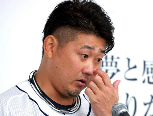 引退会見で涙ぐむ西武松坂