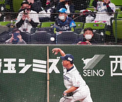 西武対日本ハム 試合前、ブルペン投球する西武松坂(撮影・江口和貴)