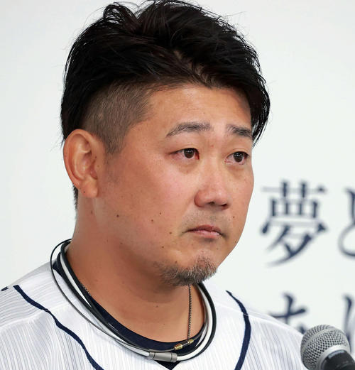 引退会見で涙ぐむ西武松坂