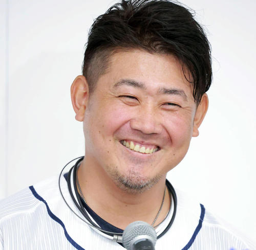 笑顔で引退会見する西武松坂