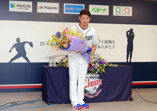 引退会見を終え報道陣に一礼し会見場を引き揚げる西武松坂
