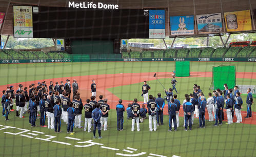 日本ハム戦の試合前練習でナインの前であいさつする西武松坂