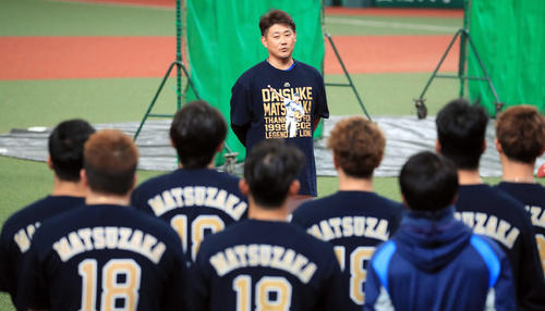 試合前練習でナインにあいさつする西武松坂