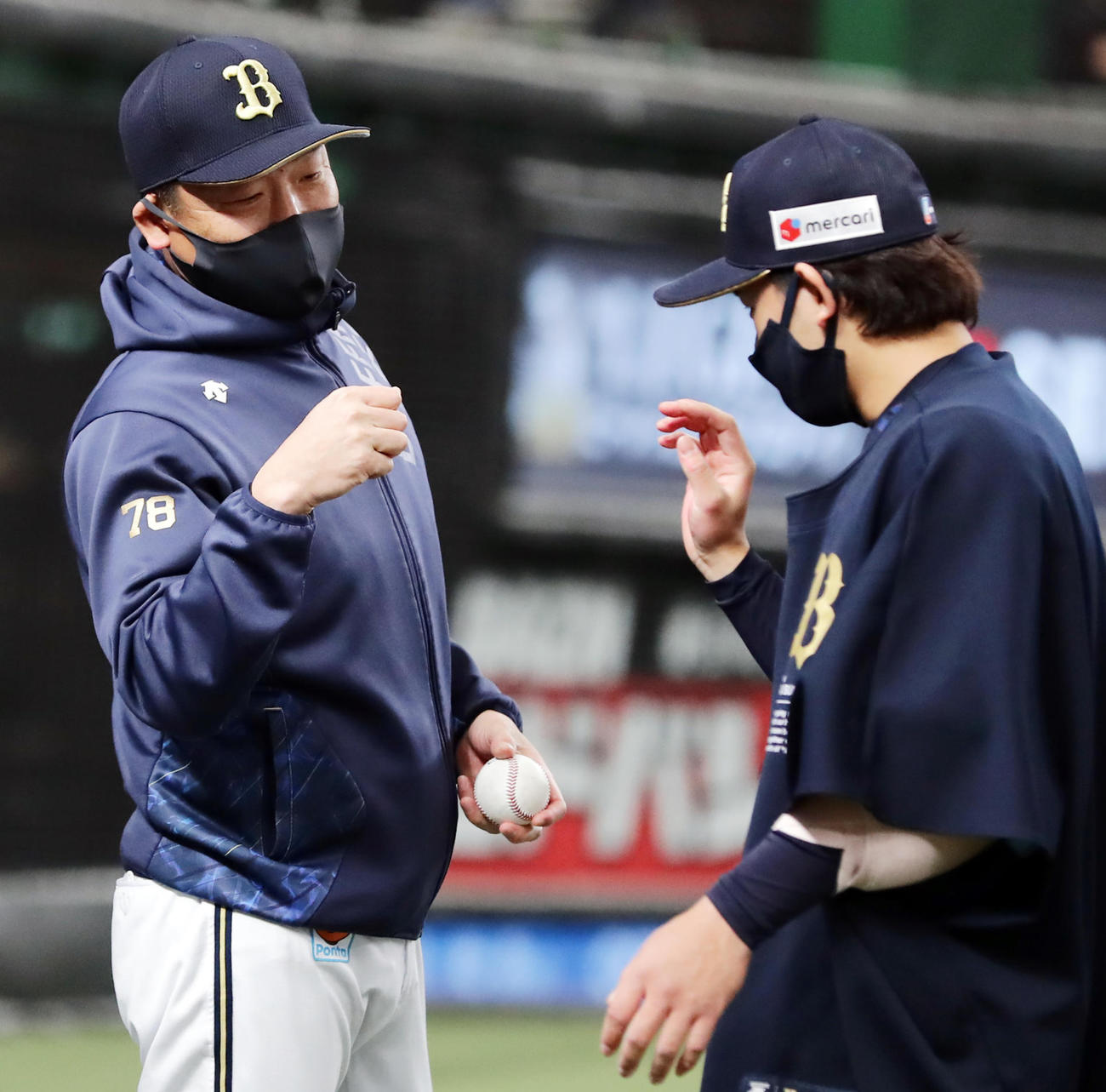西武対オリックス　自身の誕生日に勝利を飾り、好投した宮城（右）を笑顔で迎えるオリックス中嶋監督（2021年3月27日撮影）