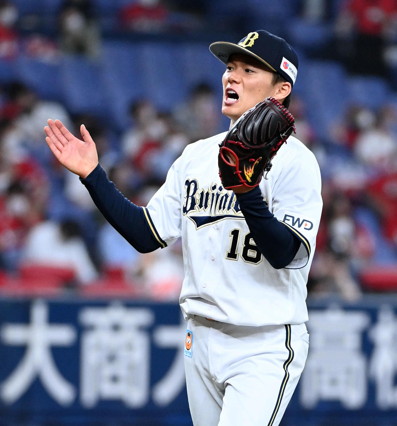 オリックス対広島　7回表広島2死、山本は林を三振に取り、気迫の表情でベンチに戻る（2021年6月11日撮影）