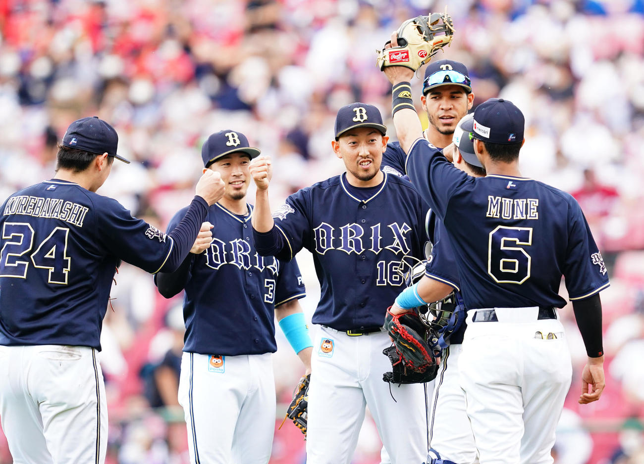 楽天に勝利し、平野（中央）ら喜ぶオリックスナイン（撮影・菅敏）