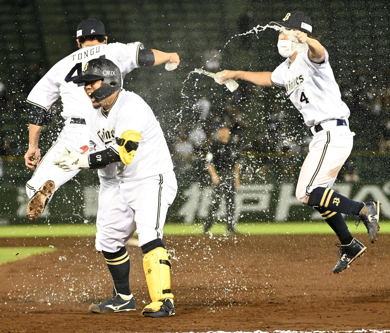 オリックス対ロッテ　9回裏オリックス1死満塁、大下（手前）はサヨナラの中越え適時打を放ちナインの祝福を受ける（2021年9月7日撮影）
