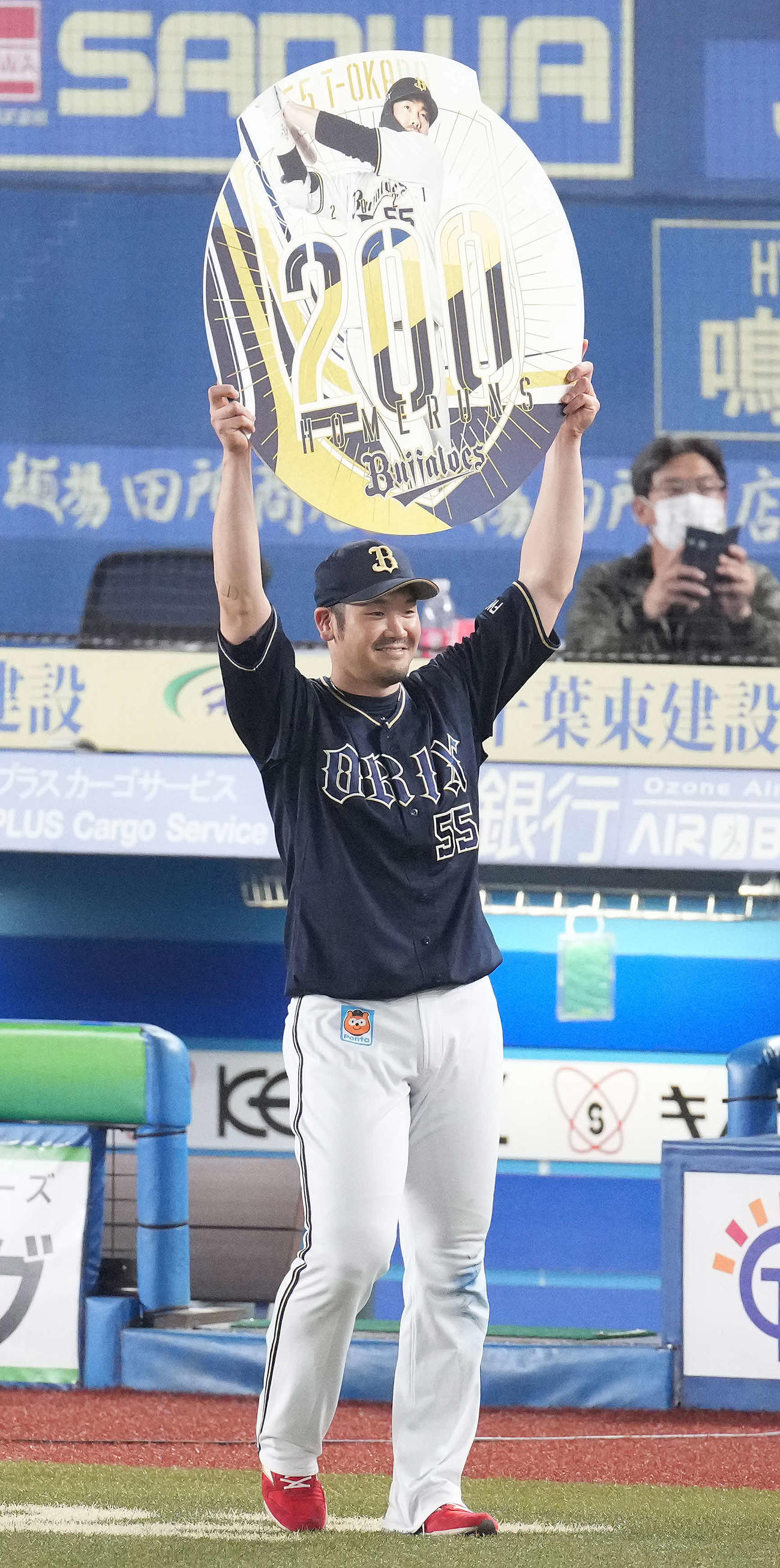 ロッテ対オリックス　プロ通算200号本塁打を放ったT－岡田はヒーローインタビュー後、ファンに向かってボードを掲げる（2021年9月28日撮影）