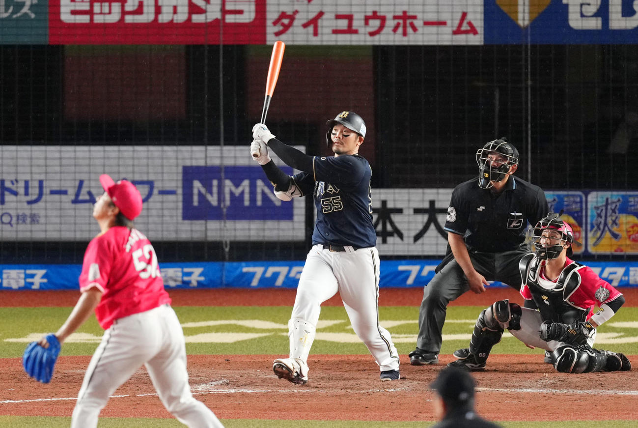 ロッテ対オリックス　9回表オリックス2死一、三塁、右越え3点本塁打を放つT－岡田（2021年9月30日撮影）