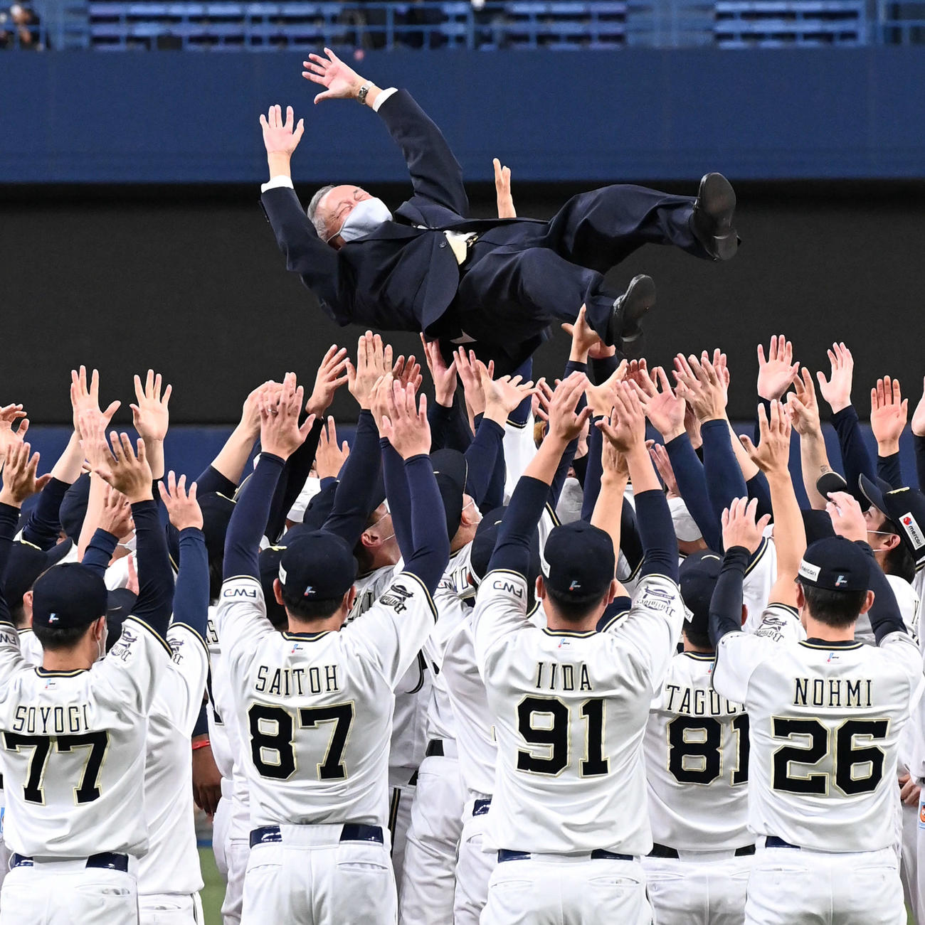 リーグ優勝が決まり胴上げされるオリックス宮内オーナー（撮影・前岡正明）