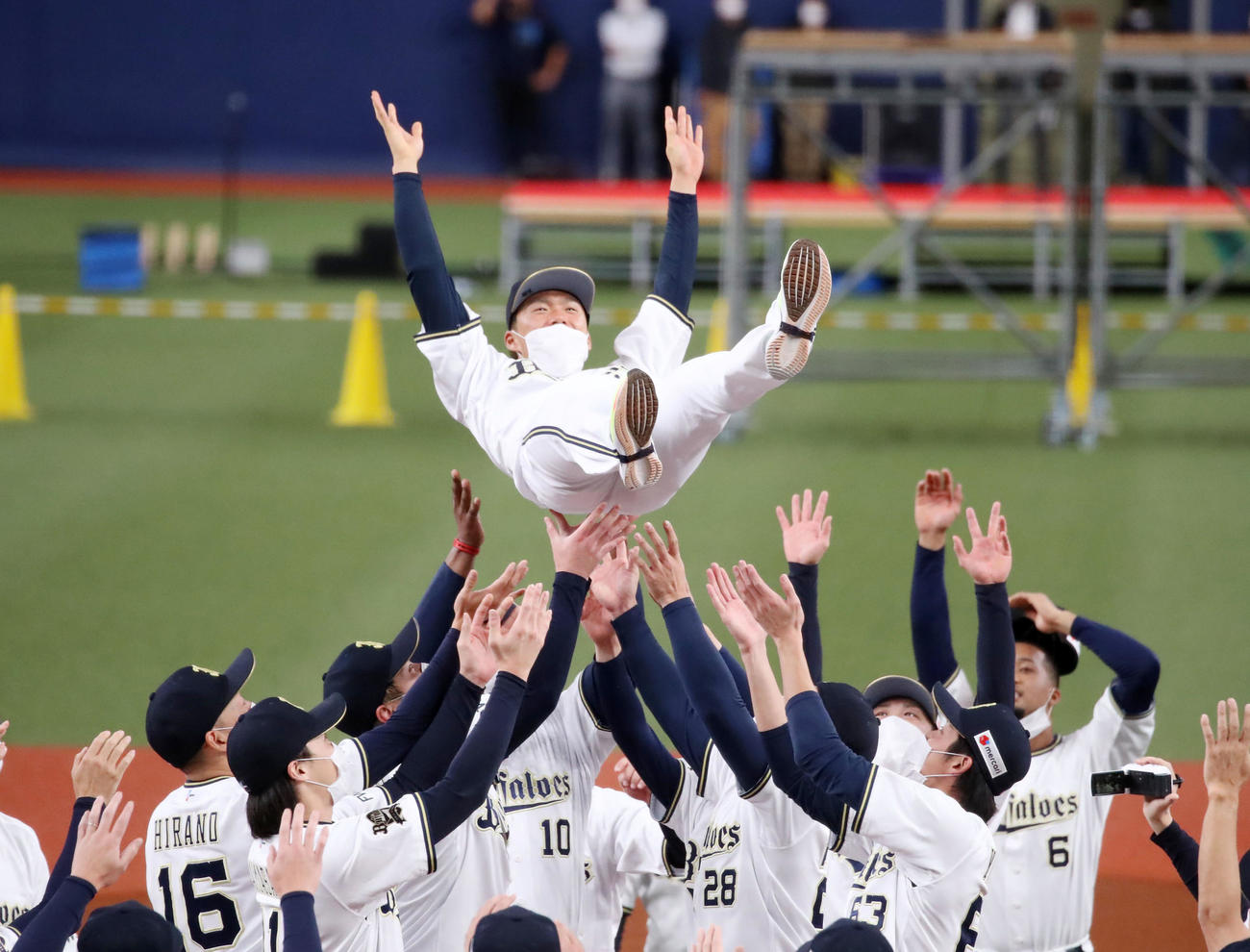 優勝を決めナインから胴上げされる山本（撮影・加藤哉）