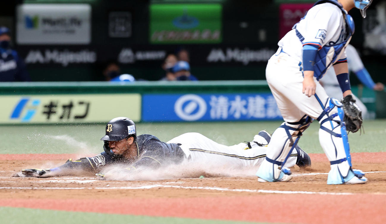 西武対オリックス　8回表オリックス2死二、三塁、宗は中堅への打球で一気に生還し、ランニング本塁打とする（2021年5月3日撮影）