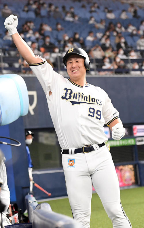 オリックス対日本ハム　6回裏オリックス1死、杉本は左中間へ本塁打を放ち昇天ポーズ（2021年6月23日撮影）
