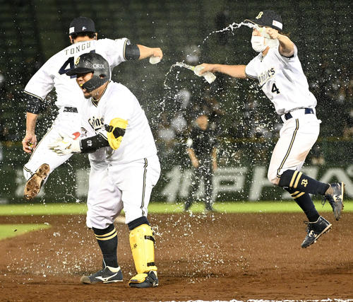 オリックス対ロッテ　9回裏オリックス1死満塁、大下（手前）はサヨナラの中越え適時打を放ちナインの祝福を受ける（2021年9月7日撮影）