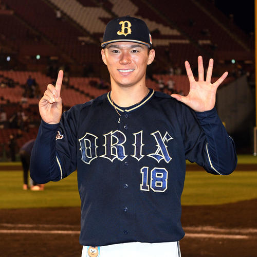 楽天対オリックス　15連勝を達成し指で「15」を作るオリックス山本（2021年10月25日撮影）