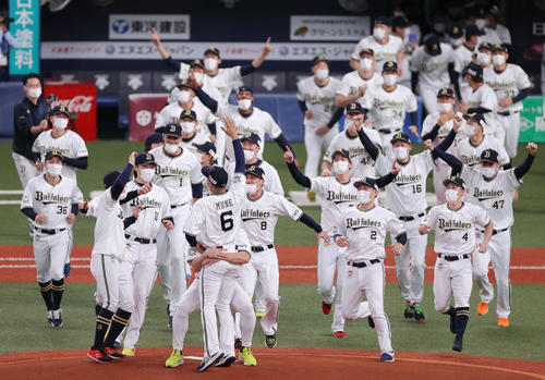 ロッテが敗れ、リーグ優勝が決まりマウンドに向かって駆けだし歓喜するオリックスナイン（撮影・前田充）