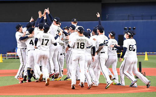 パリーグ優勝が決まりマウンドで喜ぶオリックスナイン（撮影・前岡正明）