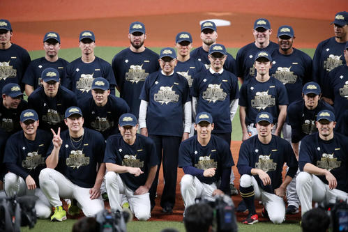 リーグ優勝を決め、宮内オーナー（中央）も参加して記念写真に納まるオリックスの選手やスタッフら（撮影・加藤哉）