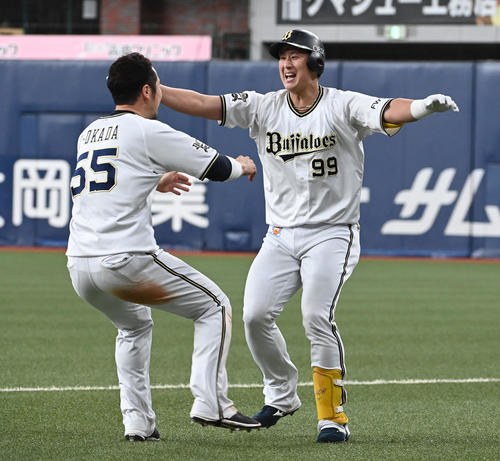 オリックス対西武　9回裏オリックス2死三塁、杉本（右）は左前サヨナラ適時打を放ちT－岡田の祝福を受ける（2021年4月22日撮影）