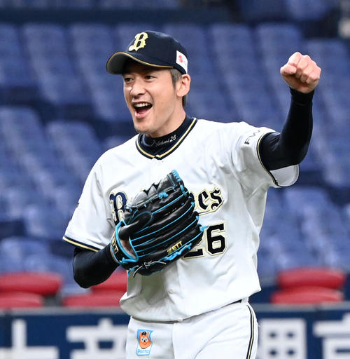 オリックス対ソフトバンク　9回を締めくくりガッツポーズする能見（2021年5月2日撮影）