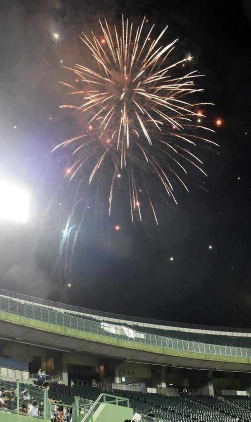 オリックス対楽天　5回終了後、打ち上げられた花火（2021年5月14日撮影）