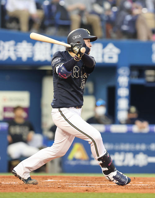 DeNA対オリックス　2回表オリックス無死、プロ初安打となる中前打を放つ宮城（2021年5月26日撮影）