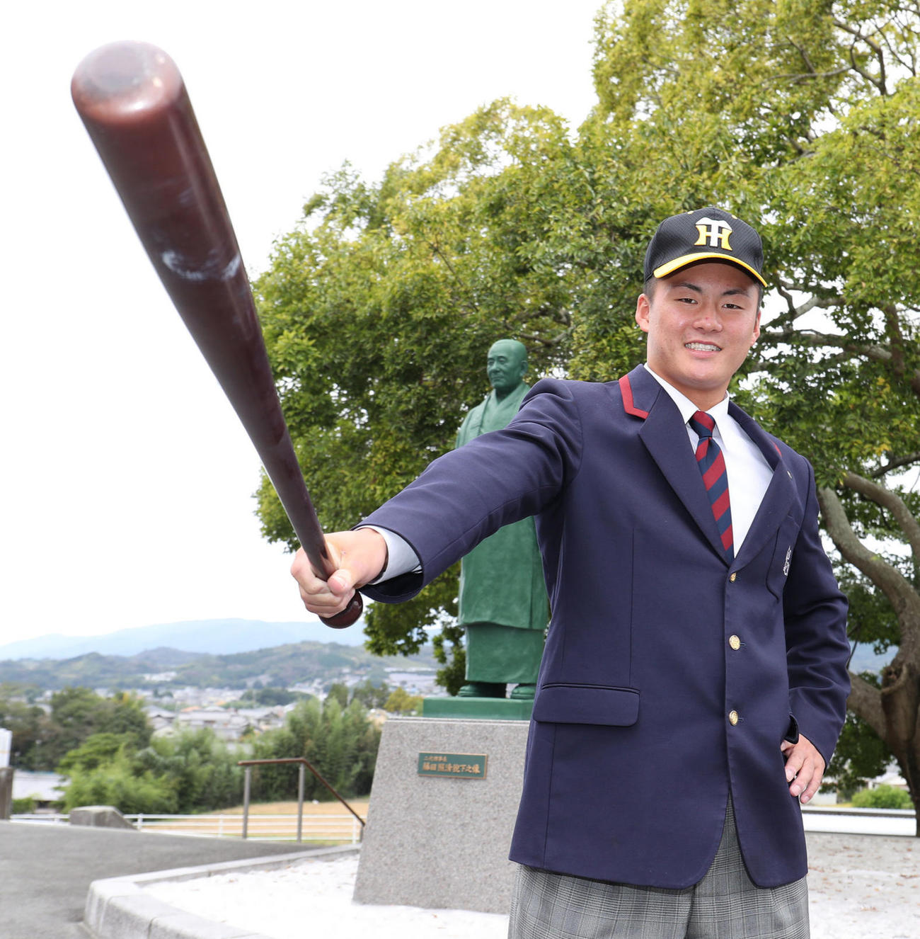阪神から指名あいさつを終えて、力強くバットを構える智弁学園・前川（撮影・白石智彦）