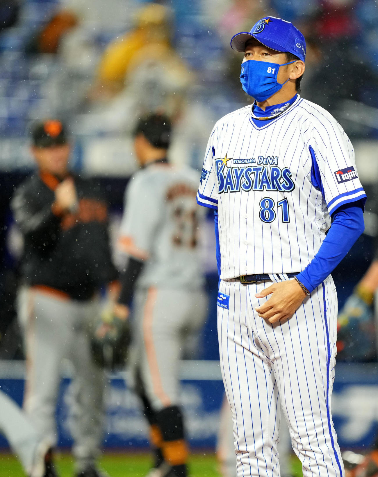 DeNA対巨人　巨人と引き分けに終わりスタンドへあいさつするDeNA三浦監督（撮影・横山健太）