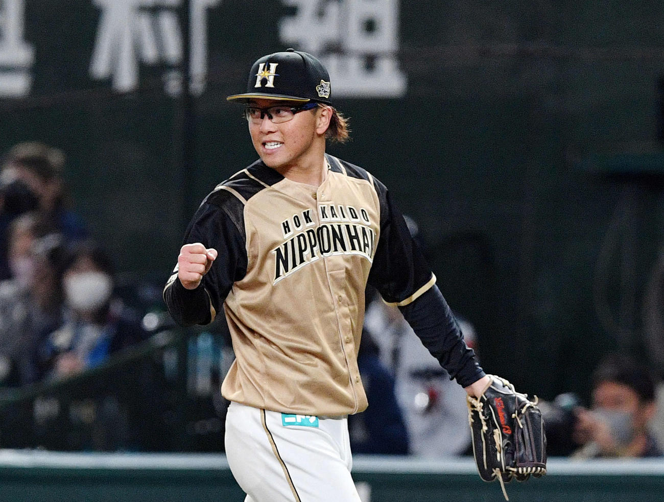 西武対日本ハム　6回裏西武2死一塁、山川を一邪飛に打ち取り拳をにぎる生田目（撮影・滝沢徹郎）