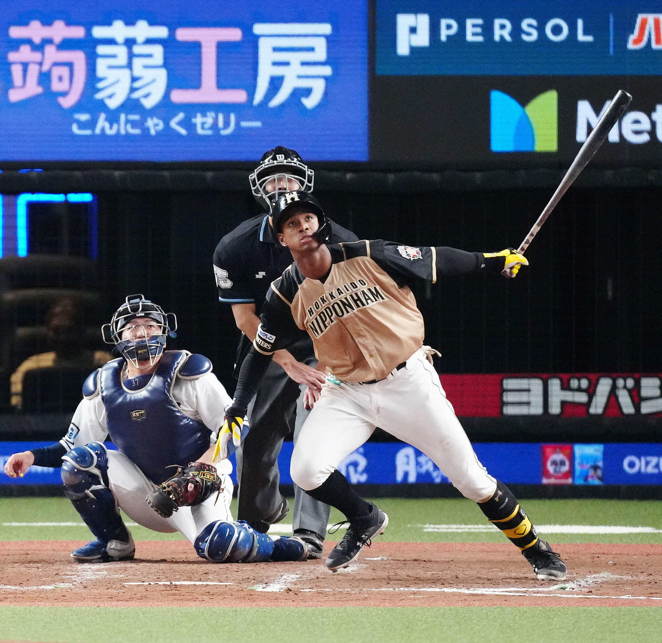 西武対日本ハム　9回表日本ハム2死一塁、左中間に2点本塁打を放つ万波（撮影・江口和貴）