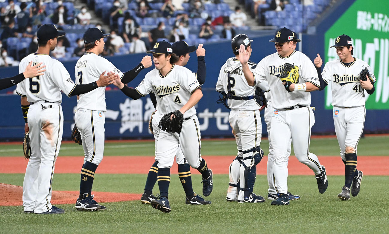 オリックス対楽天　楽天に勝利しタッチするオリックスナイン（撮影・前岡正明）