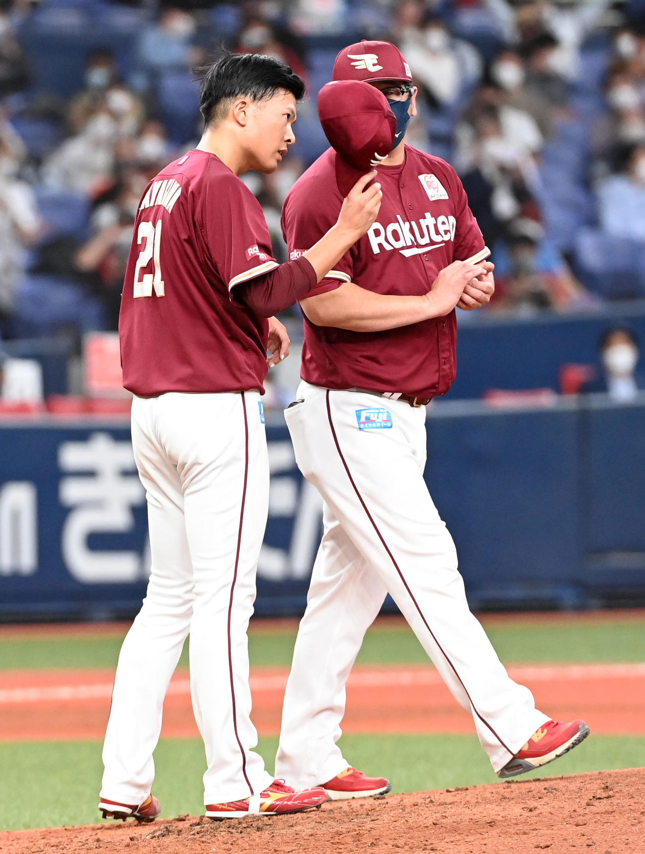 オリックス対楽天　5回裏オリックス2死三塁、交代にがっくりする早川（撮影・前岡正明）