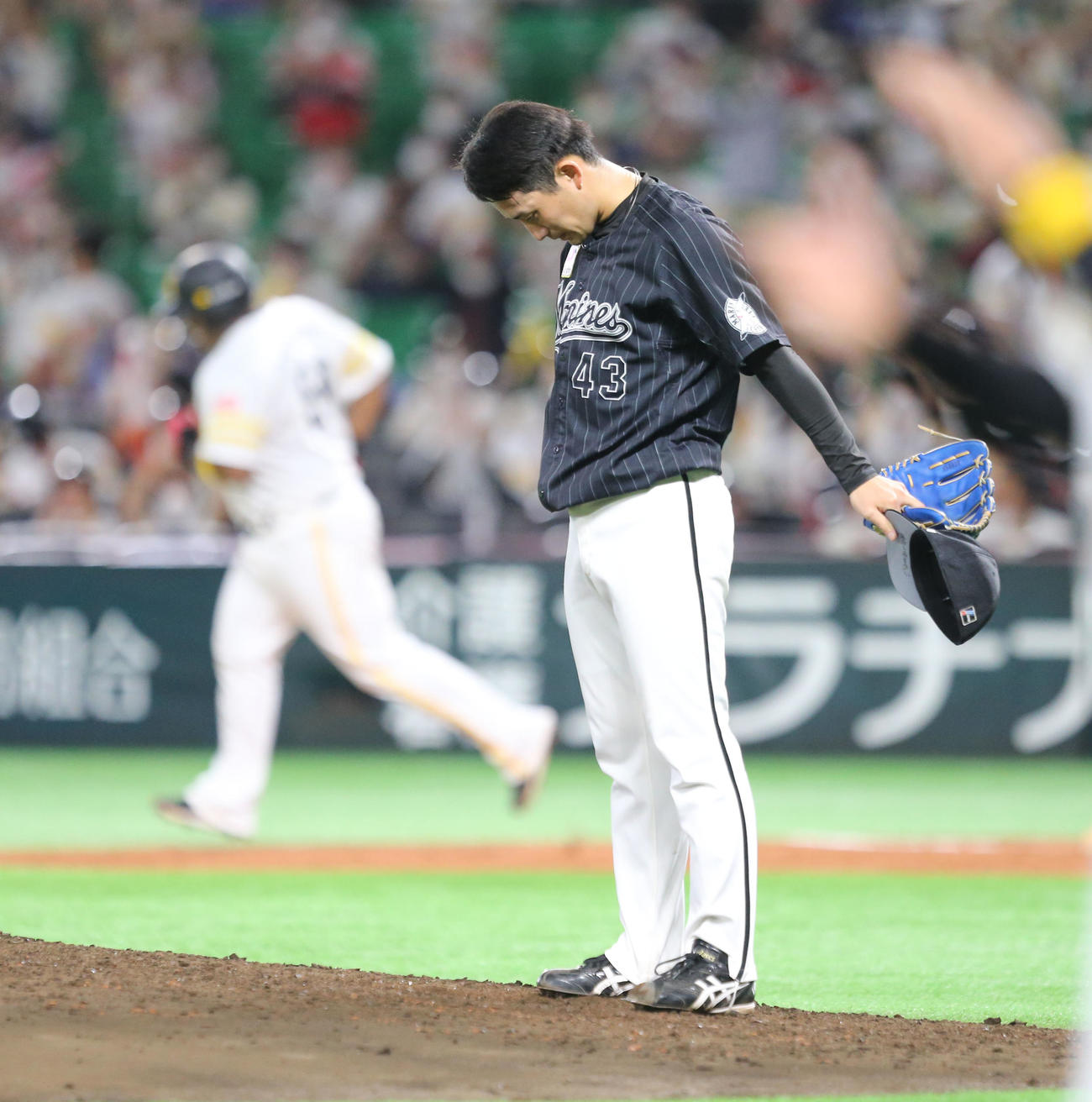 ソフトバンク対ロッテ　6回裏ソフトバンク2死一、三塁、小島はデスパイネに左越えの3点本塁打を浴びる（撮影・屋方直哉）