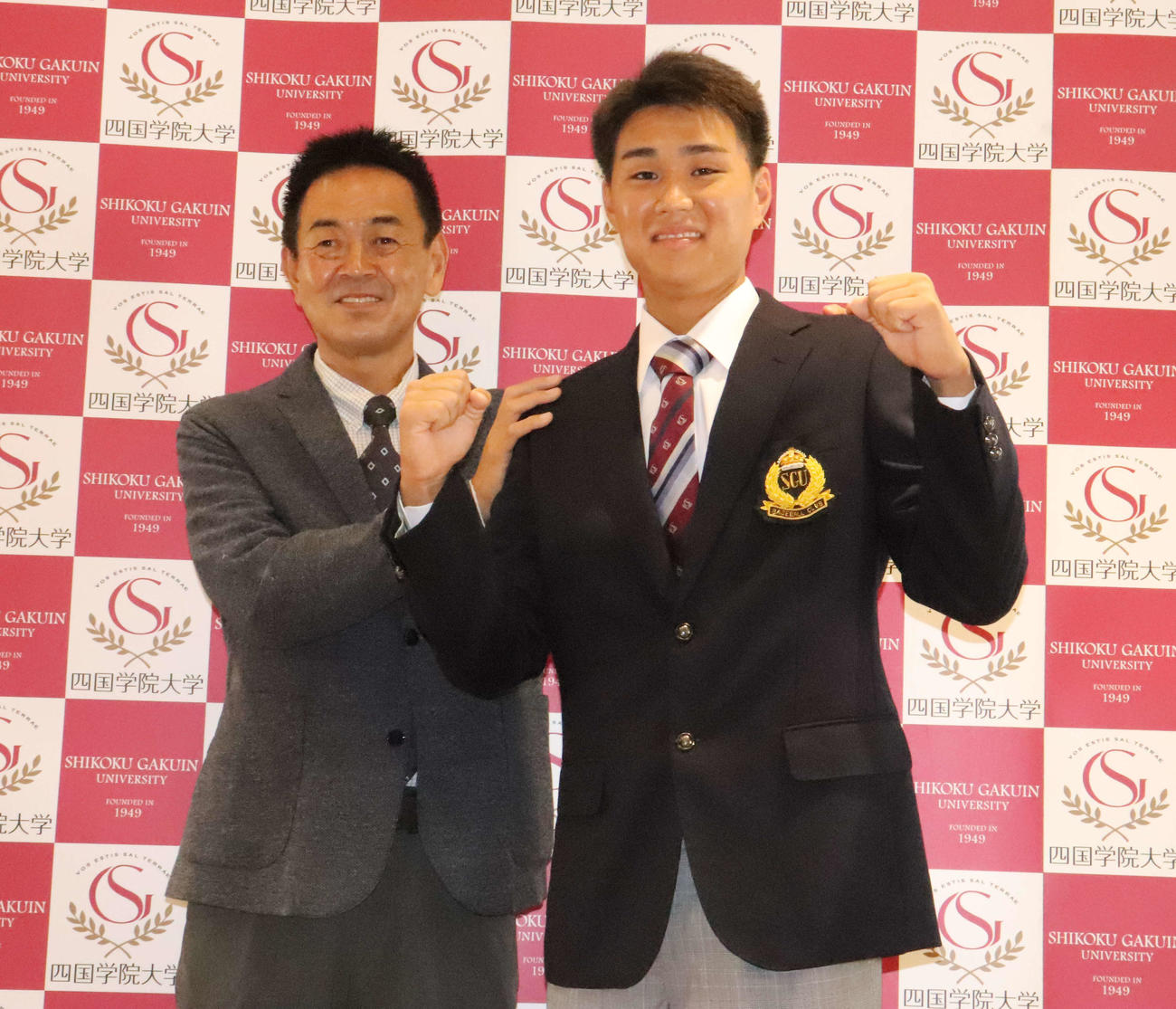巨人水野スカウト部長（左）らに指名あいさつを受けた育成ドラフト8位の四国学院大・富田（撮影・小早川宗一郎）