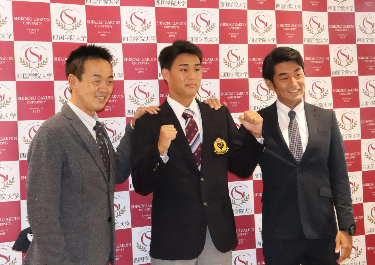 巨人水野スカウト部長（左）、担当の岸スカウト（右）に指名あいさつを受けた育成ドラフト8位の四国学院大・富田（撮影・小早川宗一郎）