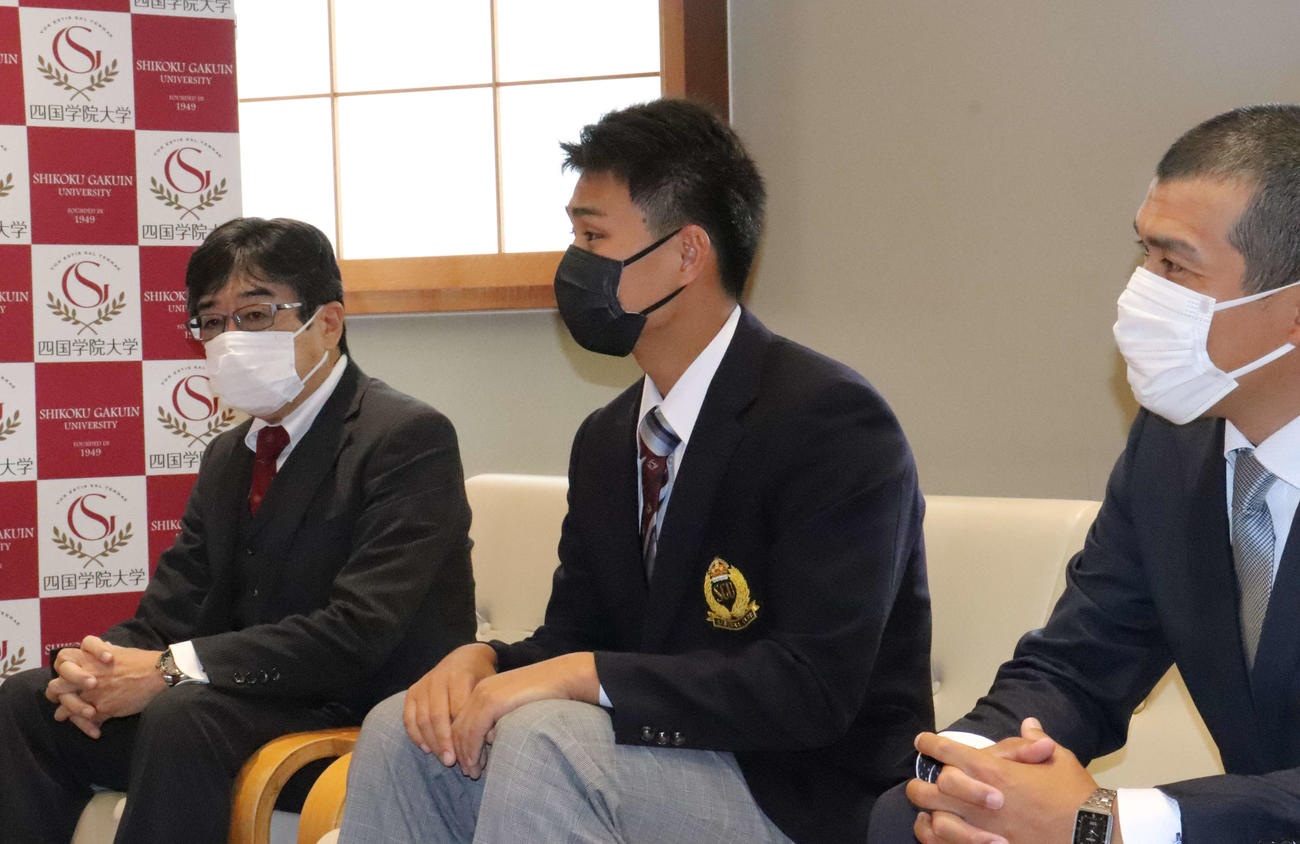巨人水野スカウト部長の話を聞き入る育成ドラフト8位の四国学院大・富田（撮影・小早川宗一郎）