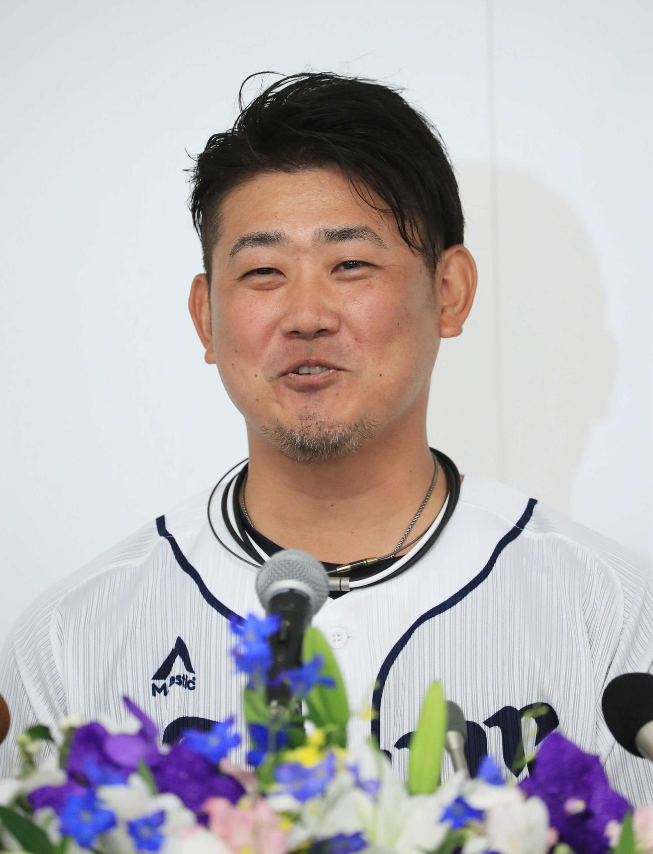 笑顔で引退会見する西武松坂