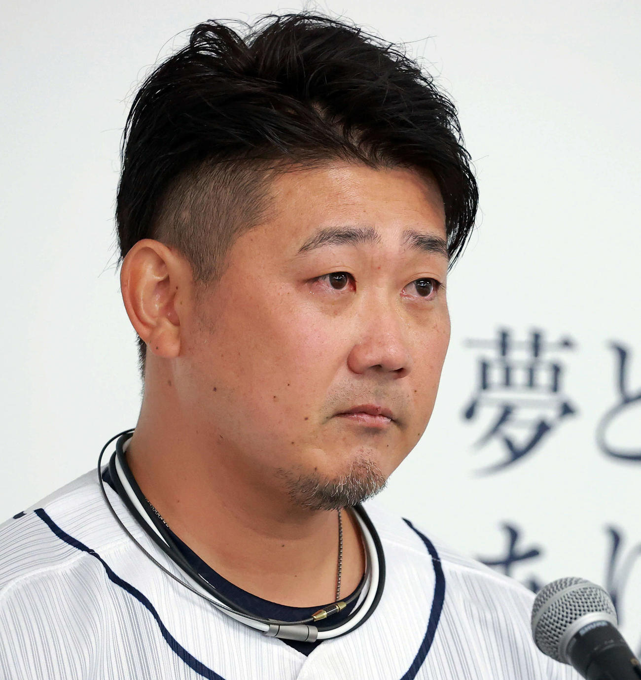 引退会見で涙ぐむ西武松坂