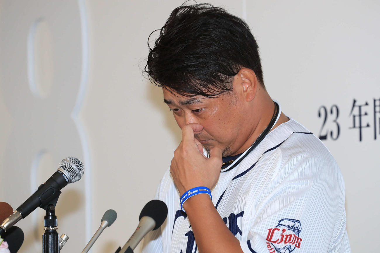 引退会見で涙ぐむ西武松坂
