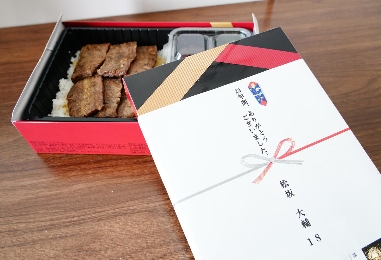 西武対日本ハム　西武松坂から報道陣に差し入れされた焼肉弁当（撮影・菅敏）