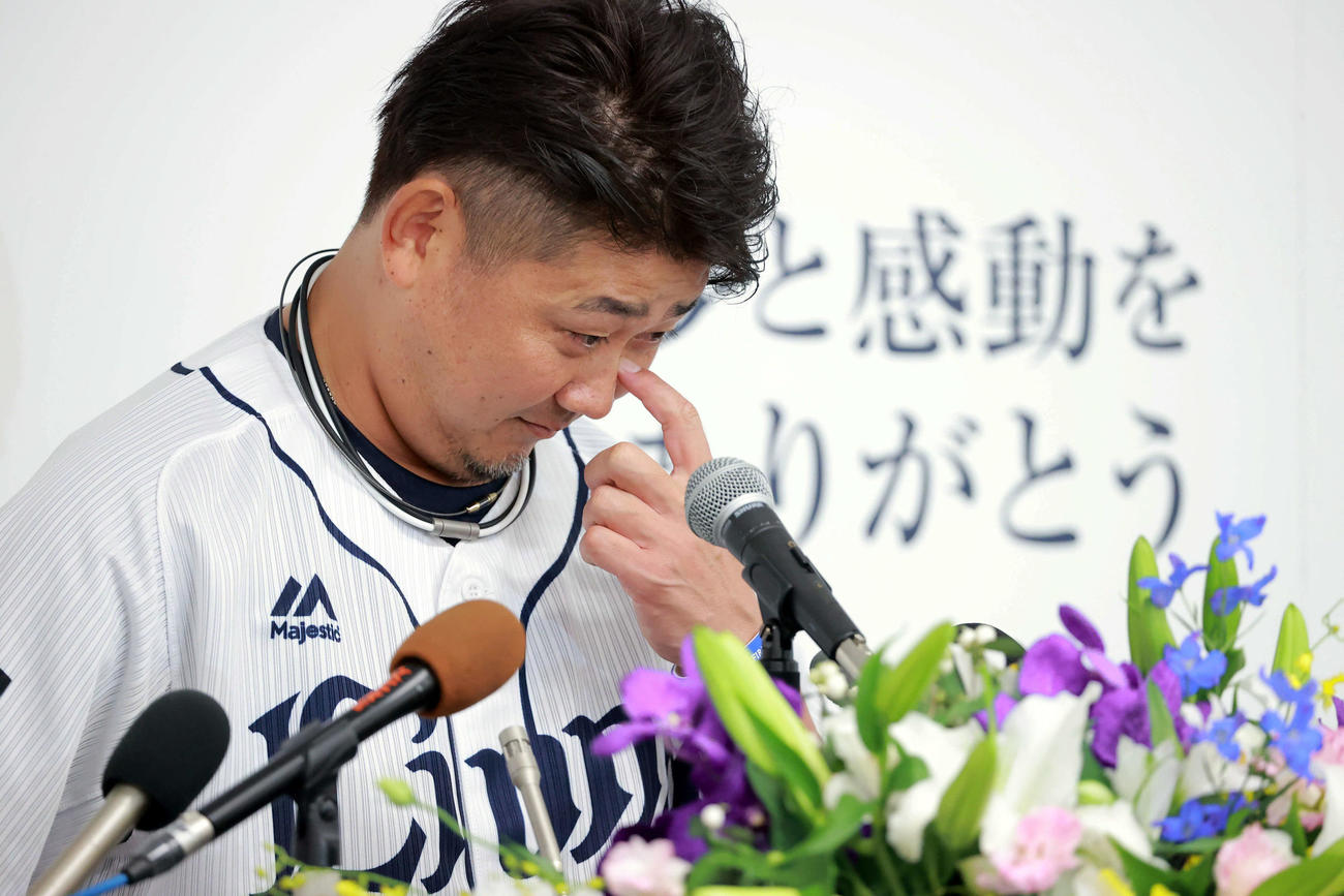 引退会見で涙ぐむ西武松坂
